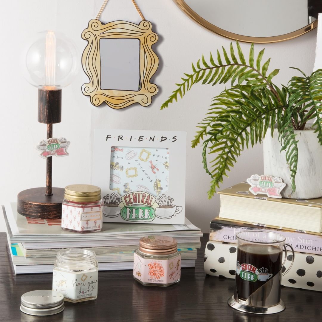 Como ya te hemos contado, la mayoría de  los looks de las protagonistas de 'Friends' siguen siendo tendencia . Pero es que ahora, gracias a Primark y con motivo del 25º aniversario de su estreno, podrás vestir tu casa como los apartamentos más famosos de la tele.