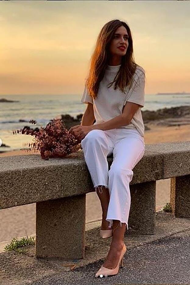 Sara Carbonero posa delante de una puesta de sol en Oporto con un look muy casual que nos ha enamorado tanto como el paisaje.