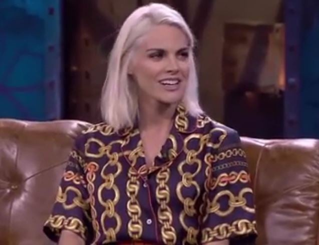 La actriz Amaia Salamanca fue entrevistada en el programa La Resistencia a la que acudió con una blusa de manga corta con el fondo marino y las cadenas doradas, una prenda con un aire muy retro perfecta para los mejores looks de entretiempo.