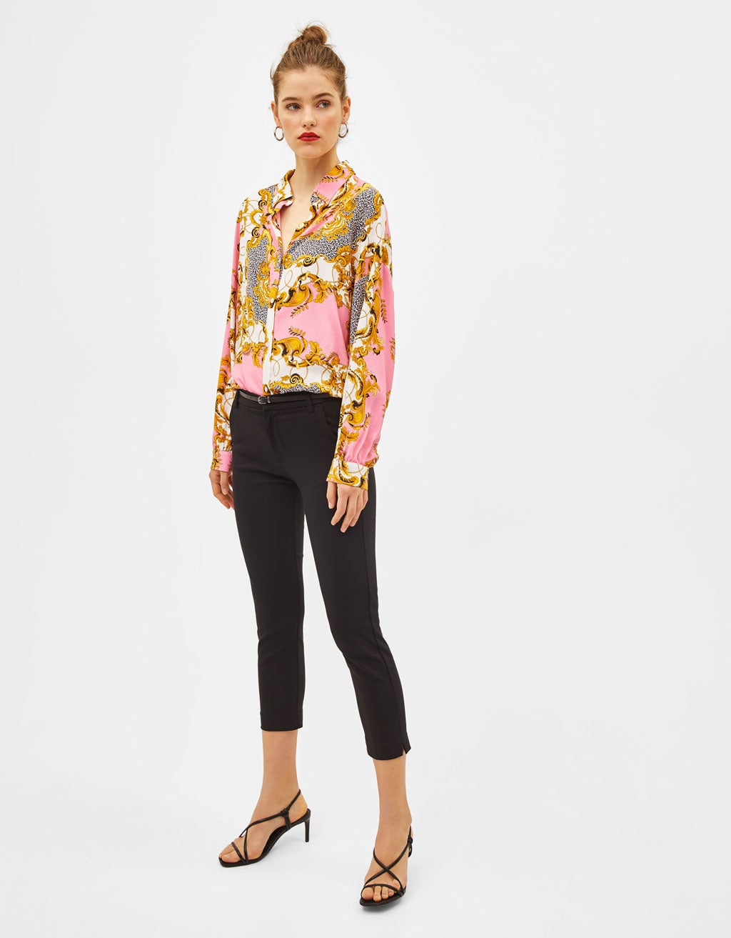 Cadenas doradas se mezclan entre el animal print y el color pastel en una de las blusas más virales de Bershka. (19,99 euros).