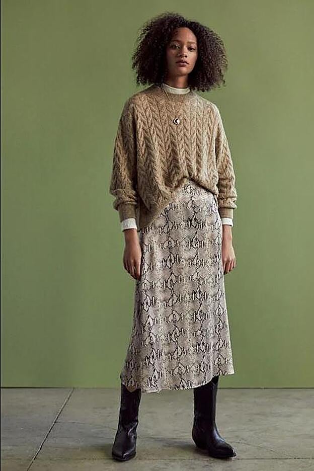 La falda de Mango cuesta 29.99 euros.