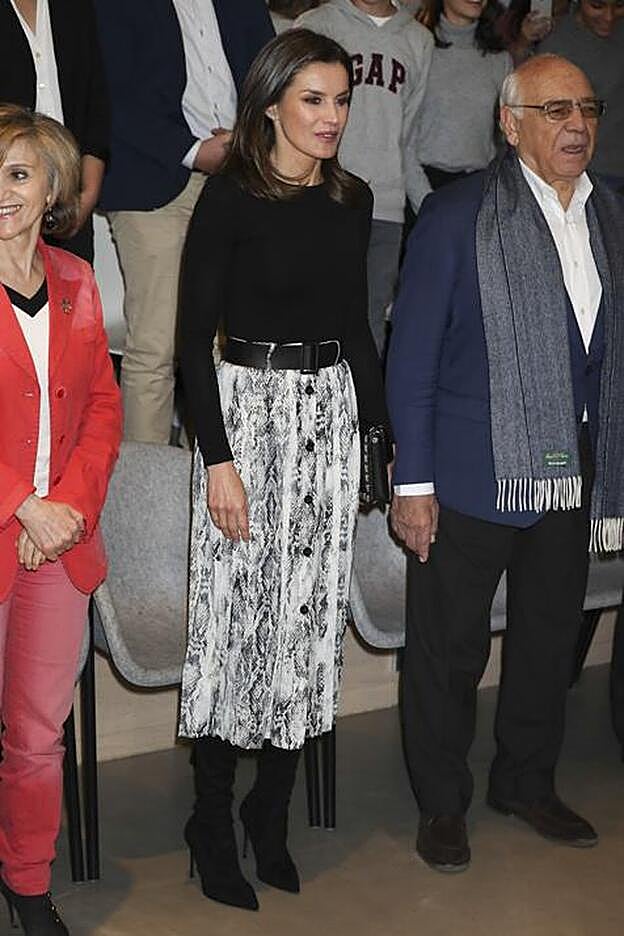 La Reina, con su falda de rebajas de Zara