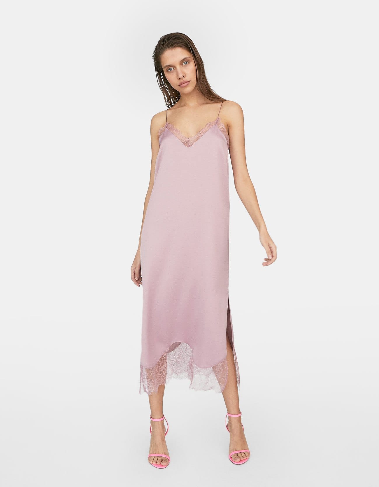 Este vestido lencero en color malva con detalle de blonda es de Stradivarius, y nos parece una auténtica maravilla. Nos lo pondríamos incluso como protagonista de un look de invitada de primavera-verano. Y solo cuesta 19.99 euros.