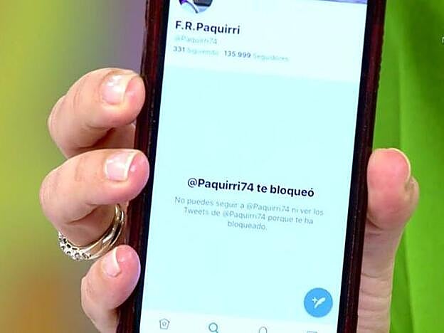 Carlota Corredera muestra a cámara cómo Fran Rievra la ha bloqueado en Twitter.
