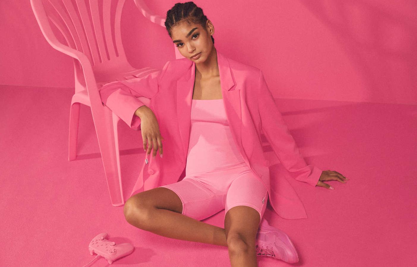 Bershka apuesta esta primavera por el más difícil (¿el más hortera?) todavía con este look 'total pink' que sería un exceso incluso para la Barbie.