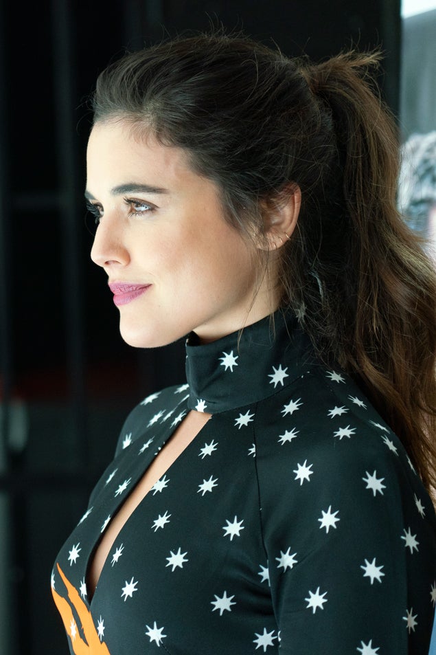 La de Adriana Urgarte es una de esas coletas deshechas y despeinadas que elevan cualquier look de invitada. Ahueca muy bien la melena y no aprietes demasiado la sujección. Saca algunos mechones de la parte delantera y sácale partido a la onda natural de tu cabello ¡No lo alises! Recurre a sprays con aguas salinas para crear ese efecto messy que solo se consigue en la playa.