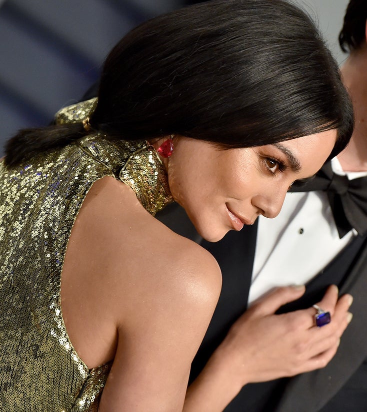 Las coletas bajas siempre son una buena opción tanto para melenas cortas como largas. El corte de pelo de Vanessa Hudgens crea un efecto short bob muy elegante. Además es un peinado muy cómodo y muy fácil de hacer.