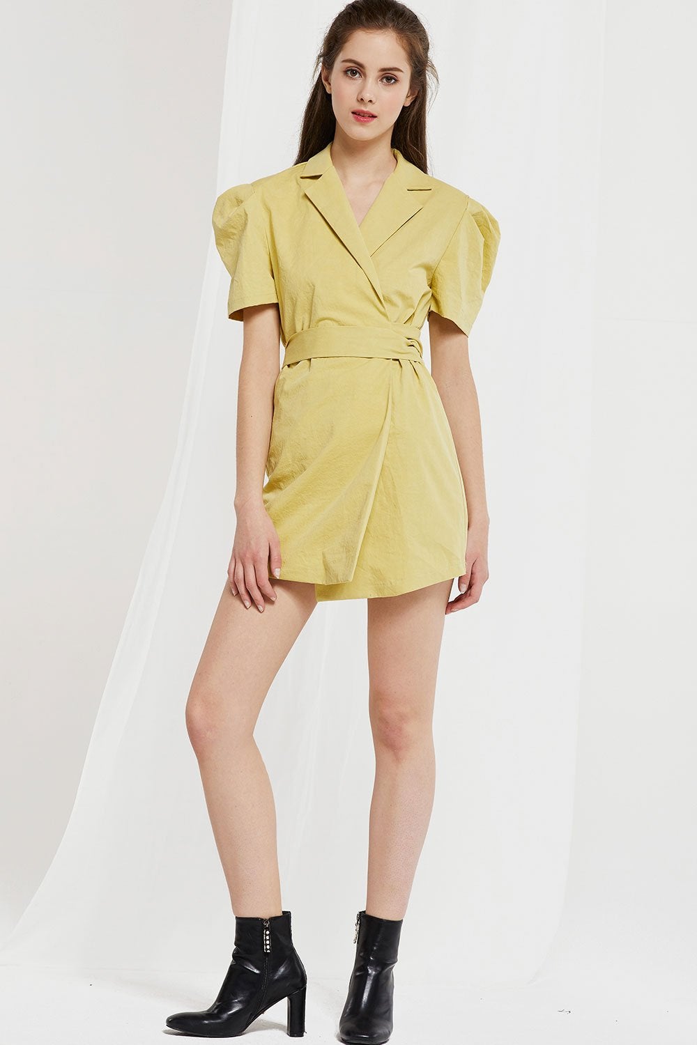 ¿Qué ocurre cuando unes en un vestido tres tendencias del momento? El color lima, el corte tipo blazer y las mangas abullonadas hacen que esta prenda sea irresistible. Además, sabemos que está en el armario de Dulceida gracias a Instagram y ahora también lo queremos en el nuestro. (104,95 euros).