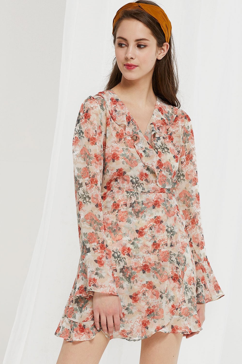 Este vestido con estampado floral de Storets es perfecto para el entretiempo. No sabemos qué nos gusta más si sus volantes o su corte cruzado con el que presumirás de piernas. (80,95 euros).