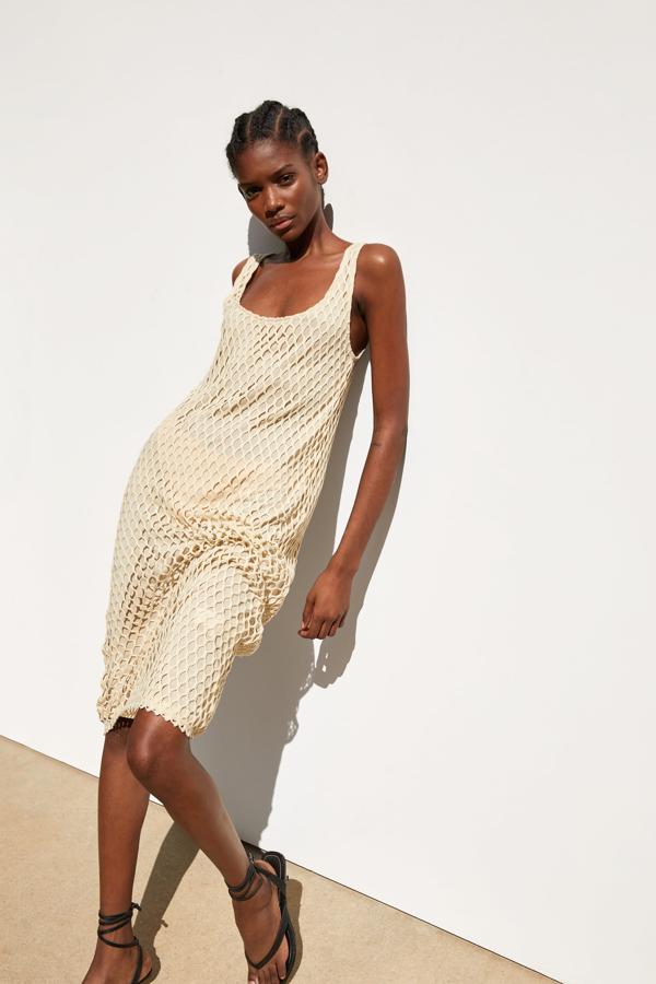 Vestido midi de red en color beige, de Zara Trafaluc (19.95 euros).