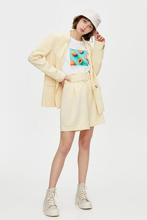 Traje de "blazer" y bermudas, de Pull&Bear.