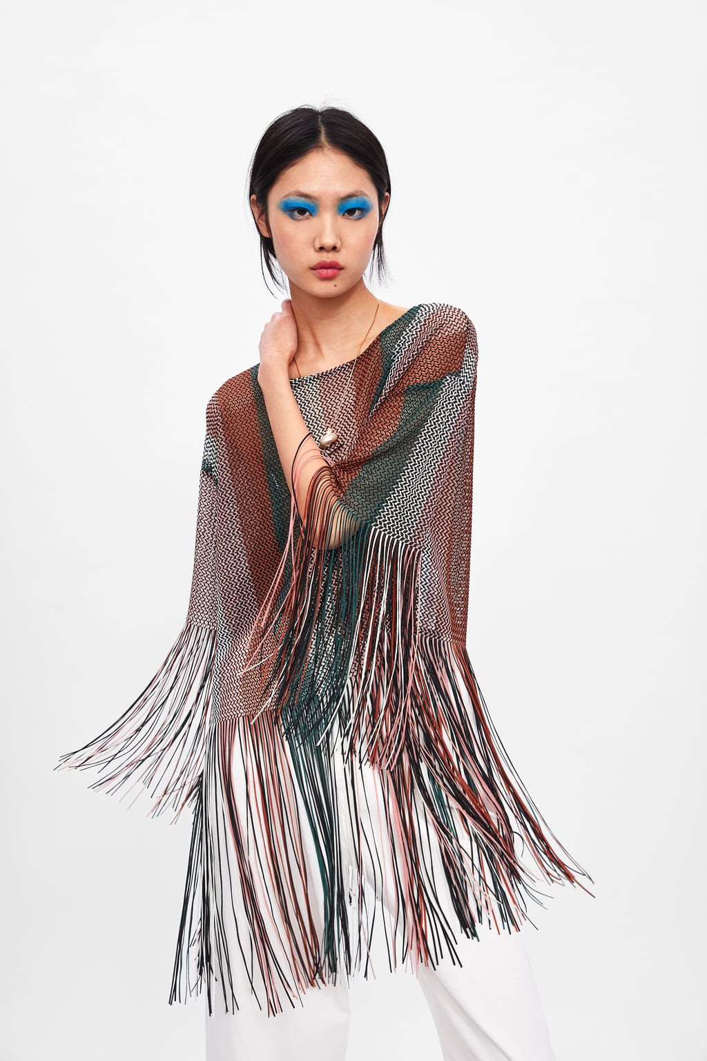 Dos tendencias en una sola prenda: los flecos y en forma de red que va a arrasar este verano entre las que más estilo tienen. (19,95 euros).