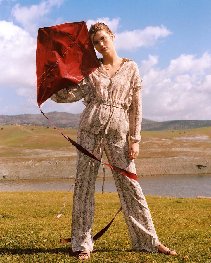 El estampado animal seguirá en nuestro armario de temporada con trajes como este de Mango. La blusa cuesta 39.99 euros, y el pantalón, 29.99 euros.