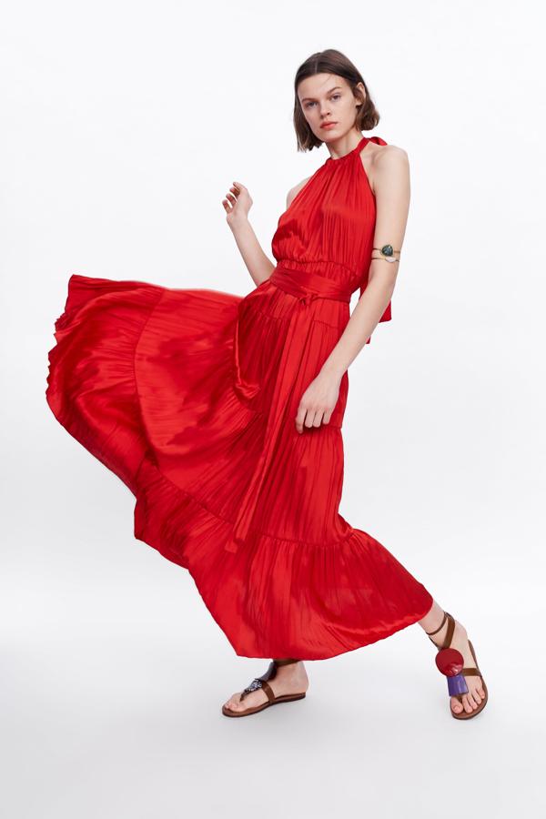 Estamos completamente enamoradas de este vestidazo rojo de Zara, con escote 'halter' y escote a la espalda de Zara, y solo queremos tener bodas esta verano para poder ponérnoslo. Precio: 39.95 euros.