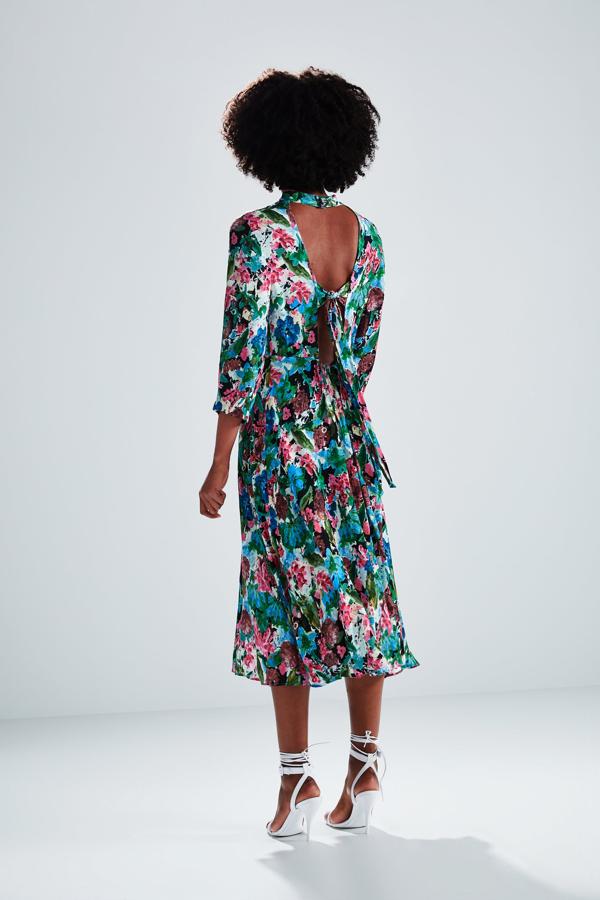 Pocos vestidos más bonitos que este diseño midi con estampado floral y escote a la espalda de Zara (39.95 euros).