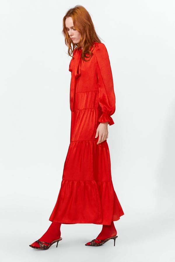 Súper romántico y perfecto para cualquier evento de tarde-noche en cualquier estación del año, este vestidazo rojo con volantes y lazo al cuello de Zara cuesta 49.95 euros.