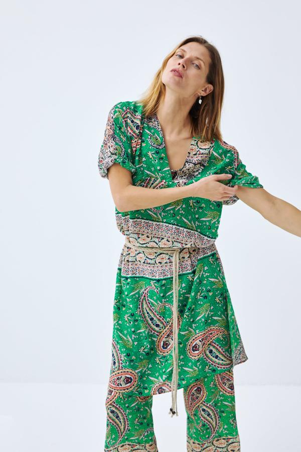 Y uno de los mejores clones del vestido de Sandro de la Reina, además de la opción más barata, es este vestido túnica en color verde con estampado 'paisley' de inspiración pañuelo de Zara, que cuesta 29.95 euros.