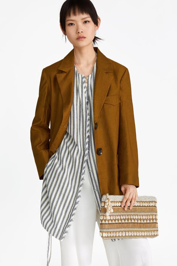 También se lleva en formato cartera. Esta es de Zara (29,95 euros).