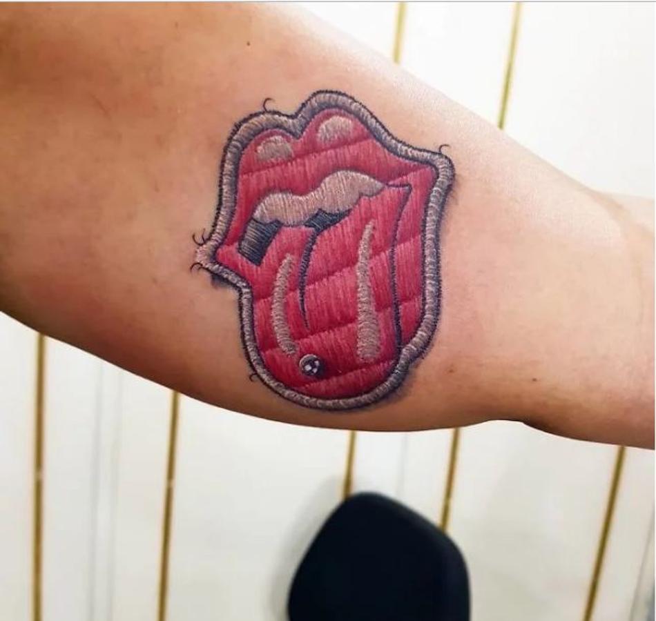 Tatuajes bordados: la famosa lengua de los Rolling stones.