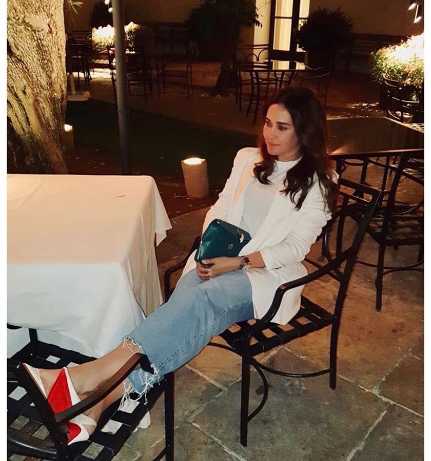 Vicky Martín Berrocal consigue un look de entretiempo perfecto con esta combinación de blazer blanca y  vaqueros de Zara . Los Louboutin ayudan, sí...