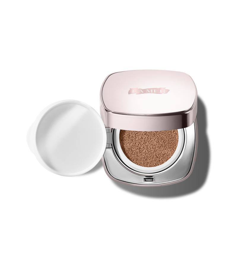 Fórmula fresca y ligera que combina una cobertura luminosa, una hidratación regeneradora durante todo el día. Además, su fórmula contiene los activos clásicos de la firma para aporta luminosidad, disimular las arrugas y proteger la piel del sol y de los daños medioambientales.  The Luminous Lifting Cushion Foundation SPF20 de La Mer  (95 €).