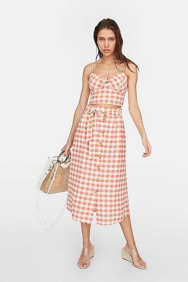 Top cropped (15,99 euros) y falda midi con botones y estampado de cuadros vichy (25,99 euros).
