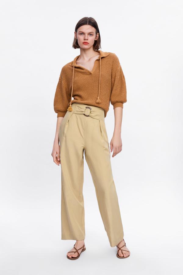 Son de corte clásico, pero llevan el detalle de la hebilla en la cintura que les da el toque especial (29,95 euros).