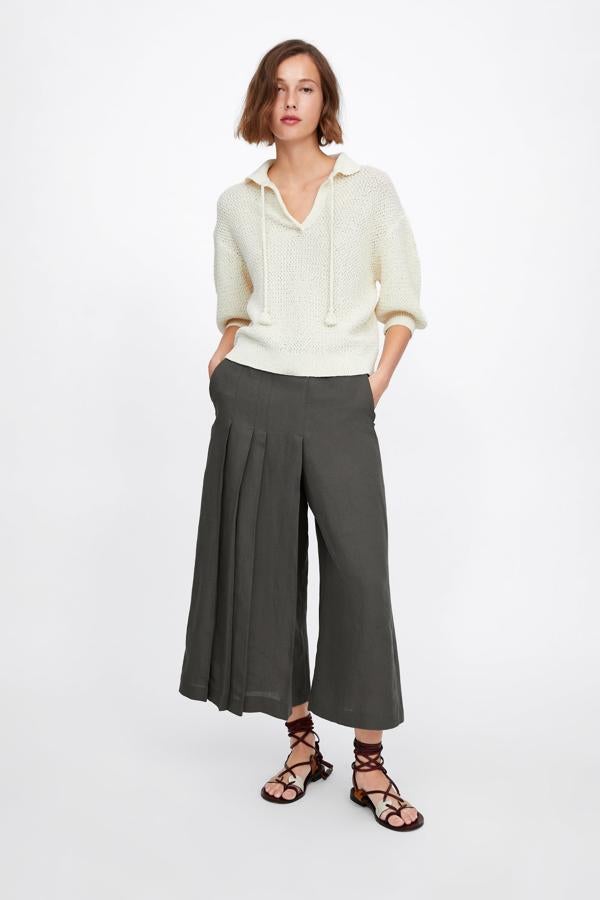 Los más originales, con una pernera plisada y la otra no, su efecto es impactante y 100% tendencia (29,95 euros).