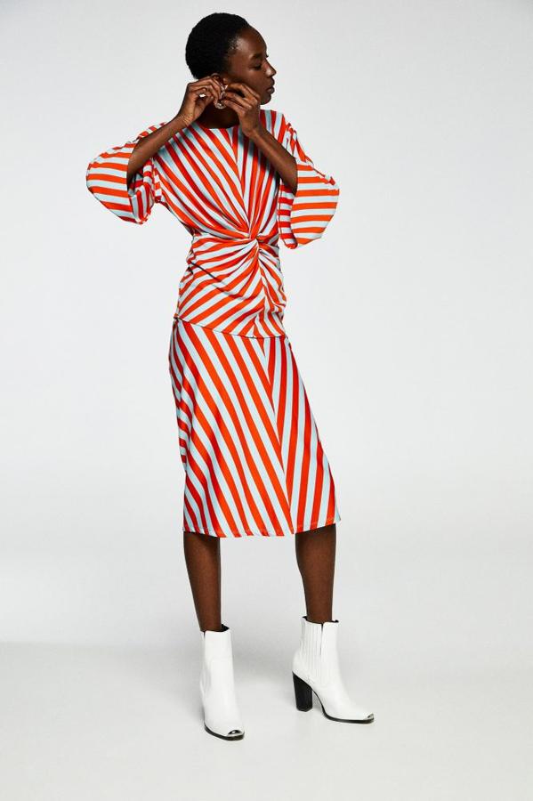 Top con nudo y estampado de rayas en rojo y blanco, 19,99 euros.