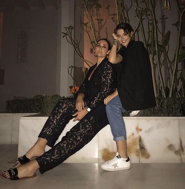 La sevillana captó toda nuestra atención con este  traje de encaje de Zara  que ya había lucido Marta Ortega antes. Dos piezas sumamente elegantes pero que de nuevo rompe con la formalidad al combinarlo con unas sandalias planas negras. Su toque persona, vaya.