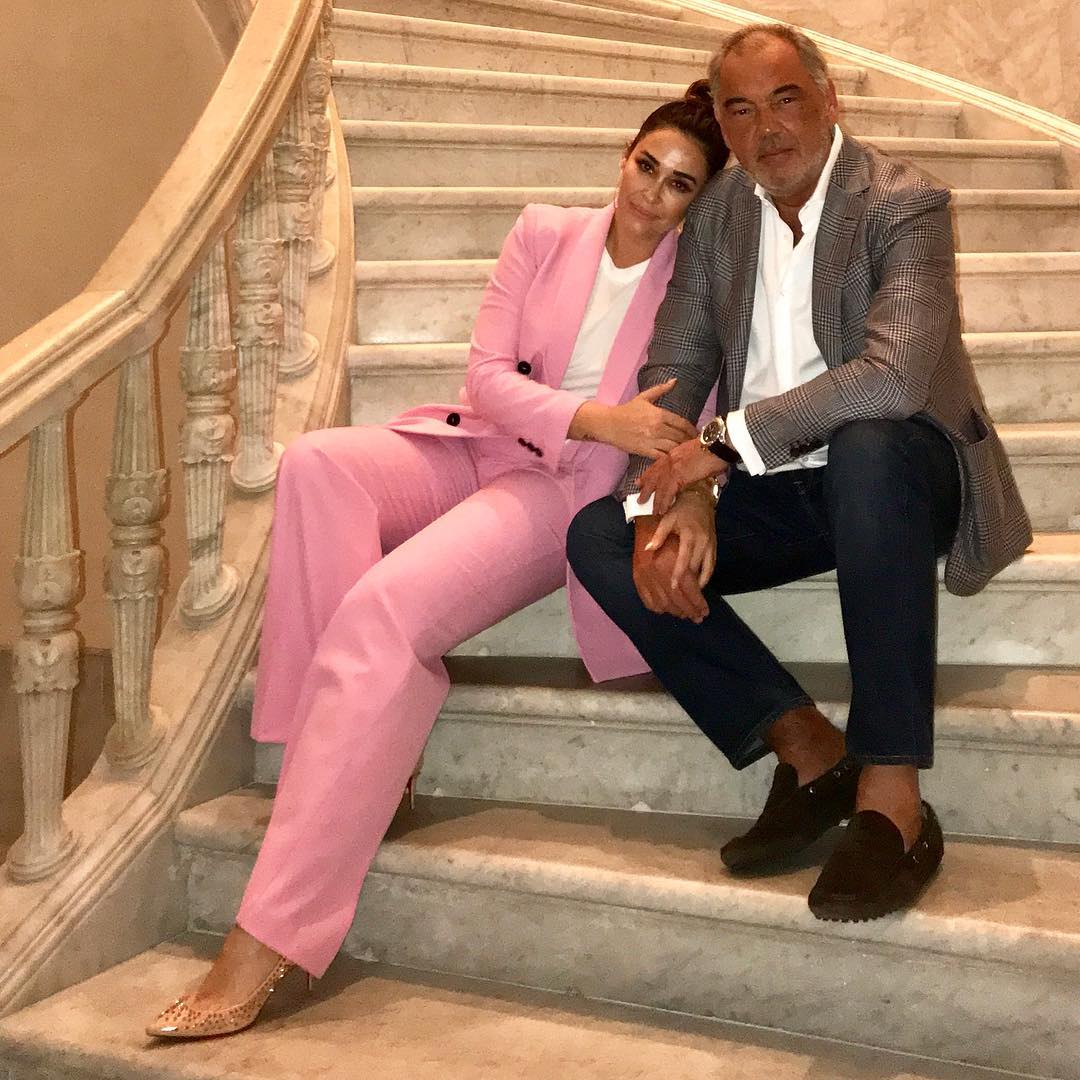 Otro de sus outfits que han arrasado en Instagram fue gracias a  este traje rosa de Zara , un conjunto que se ha hecho viral entre las influencers que más saben de moda. Vicky Martín Berrocal lo ha combinado con unos salones con lentejuelas y ha dejado la americana abierta con una camiseta básica blanca debajo. Un look cómodo y a medio camino entre lo casual y lo formal.