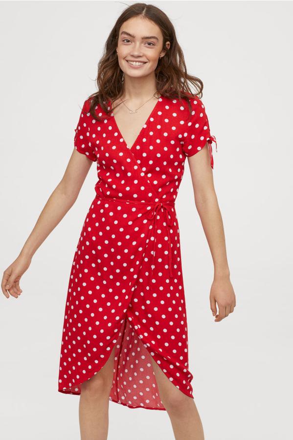 Vestido cruzado con estampado de lunares, 24,99 euros.