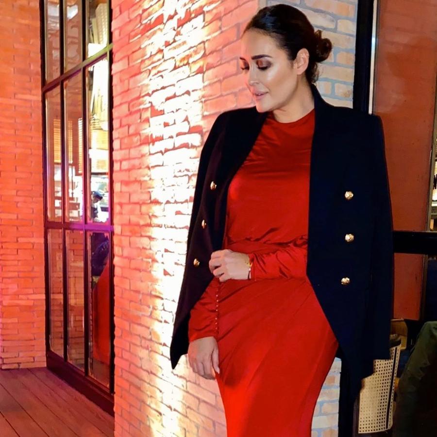 El rojo le sienta de maravilla ala sevillana y en esta foto nos demotró que si quieres añadir una prenda de abrigo de abrigo a un vestido de noche, no hay nada mejor que una blazer negra de Zara.