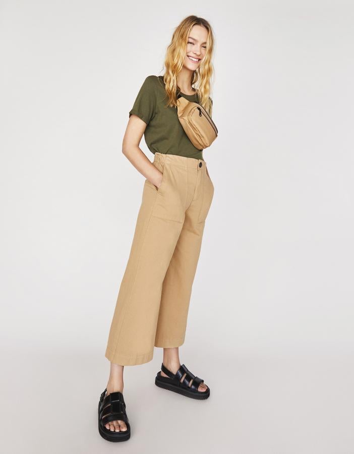 Apuesta por un modelo cómodo y un color que te pegue con todo. Estos anchos de largo tobillero y con bolsillos son de Bershka y cuestan 19,99 euros.