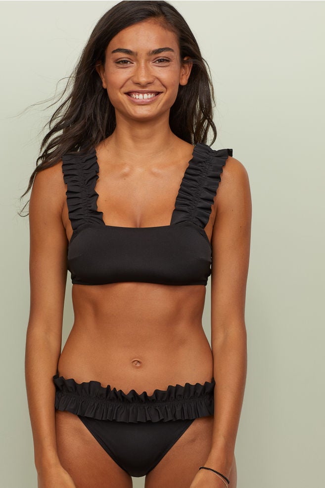 Bikini negro con escote cuadrado y acabados fruncidos de H&M. Top (17,99 euros). Braguita (12,99 euros).