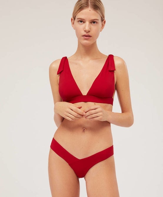 Triunfa con este top de lazos (17,99 euros) y tanga (11,99 euros) en tono rojo. Todo de Oysho.