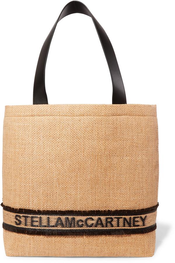 El bolso de rafia te sirve para todo. Playa o montaña, campo o ciudad. Busca uno con estilo, como este de Stella McCartney y que no falte en tu maleta.