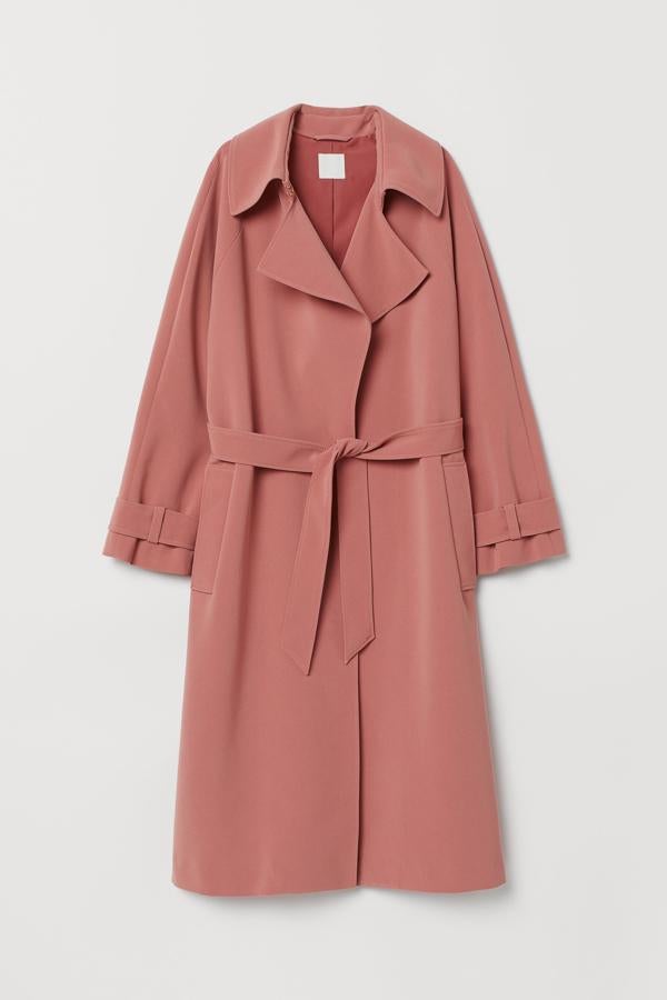 Los abrigos de lana y paño los hemos dejado ya para el invierno que viene. Una gabardina será más que suficiente. Esta es de H&M y tiene un rosa empolvado maravilloso. Si eres friolera, añádele un pañuelo al cuello.