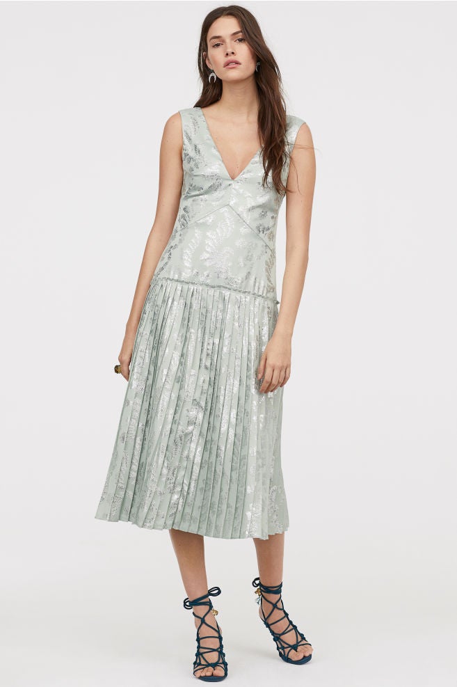 Vestido con estampado jacquard en color turquesa claro y detalles plateados: 149 euros.