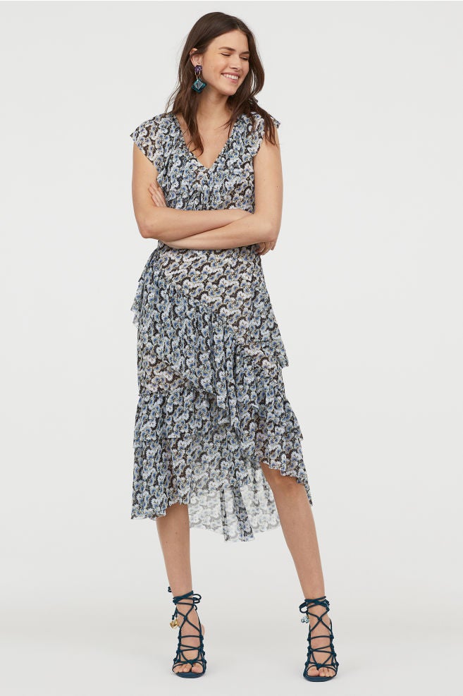 Vestido floral con escote en V y volantes: 99 euros en H&M.