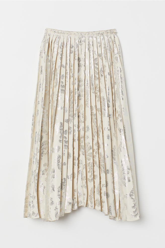 Falda plisada en color crema y plateado: 99 euros en H&M.