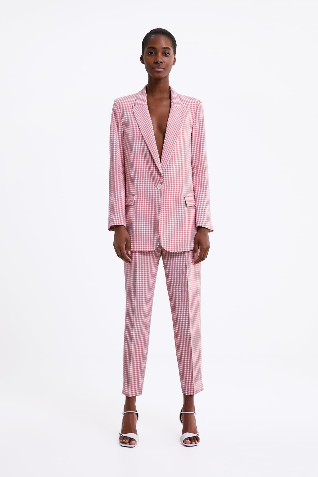 Blazer de cuadro vichy de Zara: 39,95 euros. Pantalones a juego.