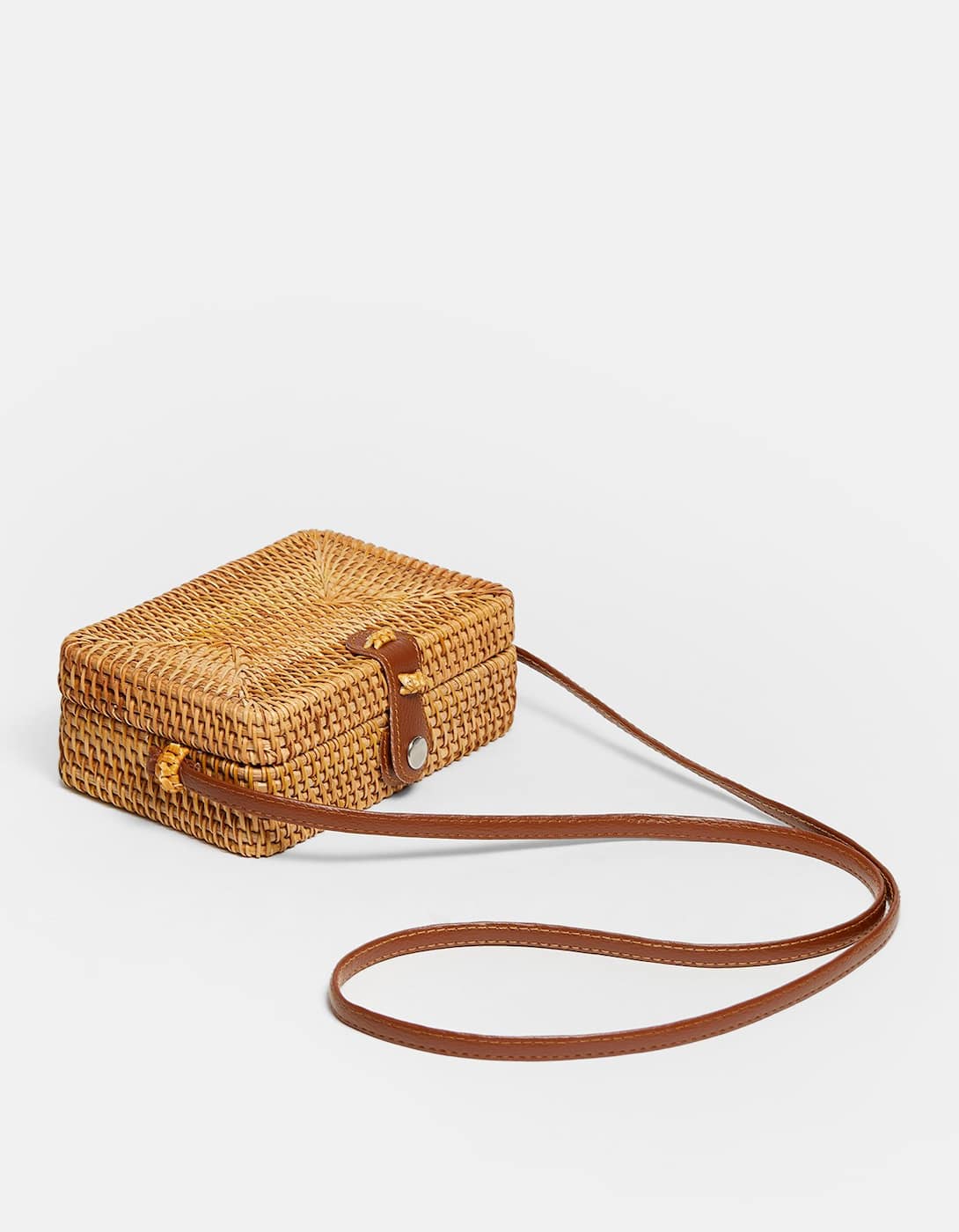 Bandolera cuadrada de rabia en color beige con detalles marrones: 39,99 euros en Stradivarius.