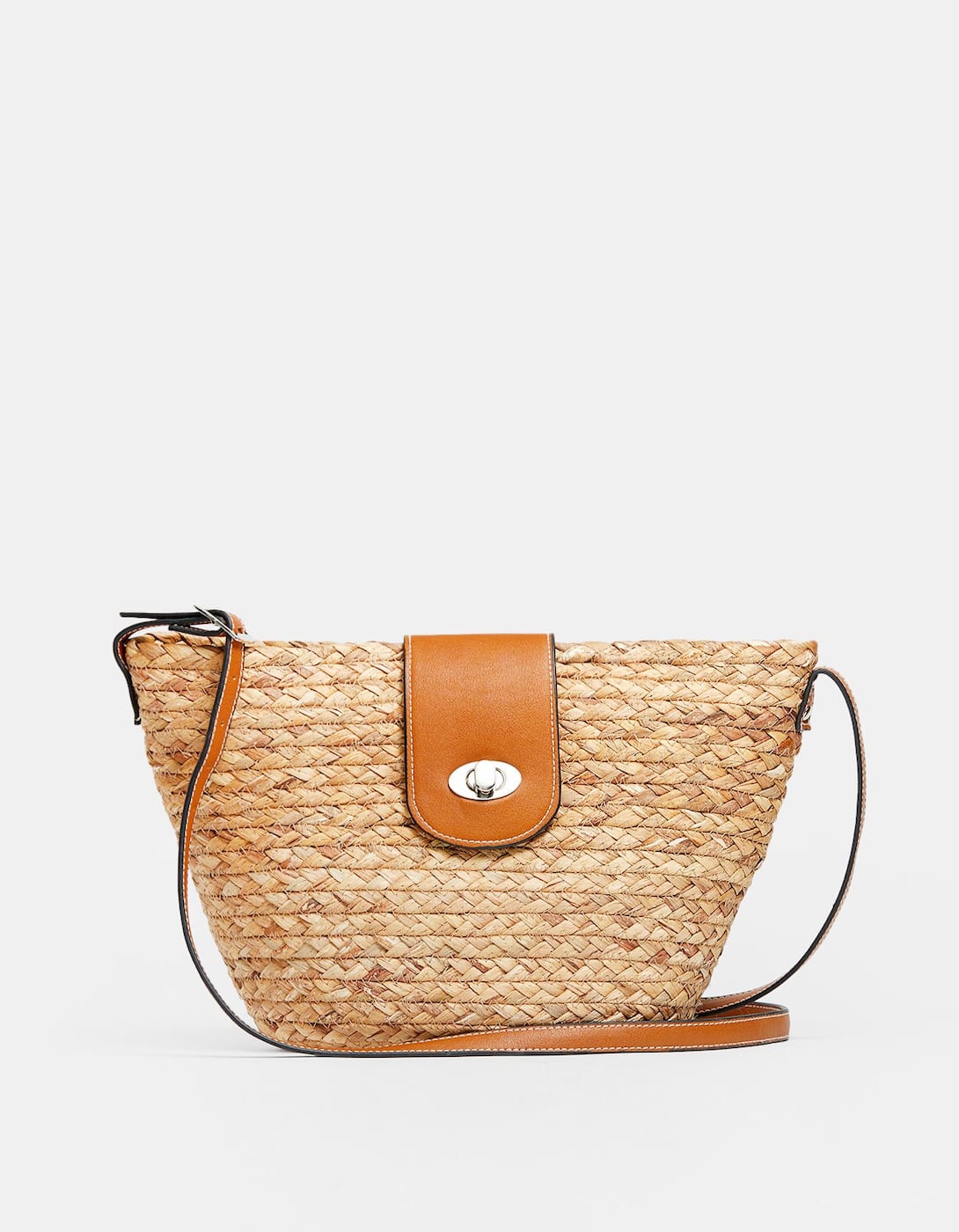 Capazo básico tipo bandolera con asa: 29,99 euros en Stradivarius.