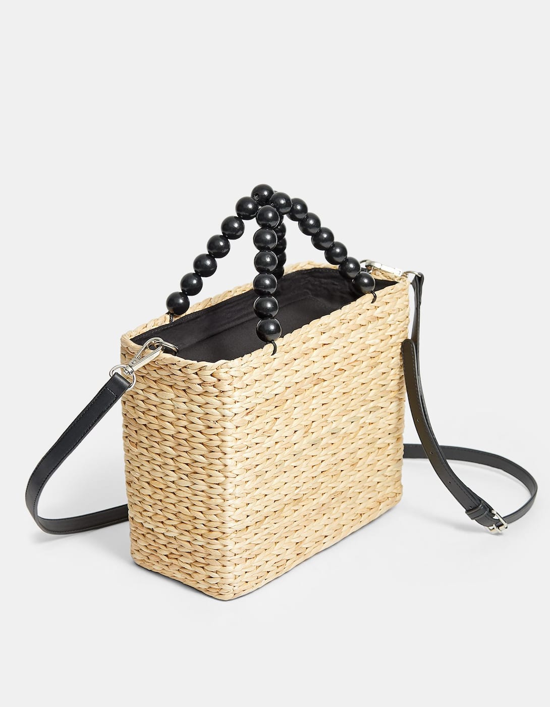 Capazo con asas de bolas de madera: 35,99 euros en Stradivarius.