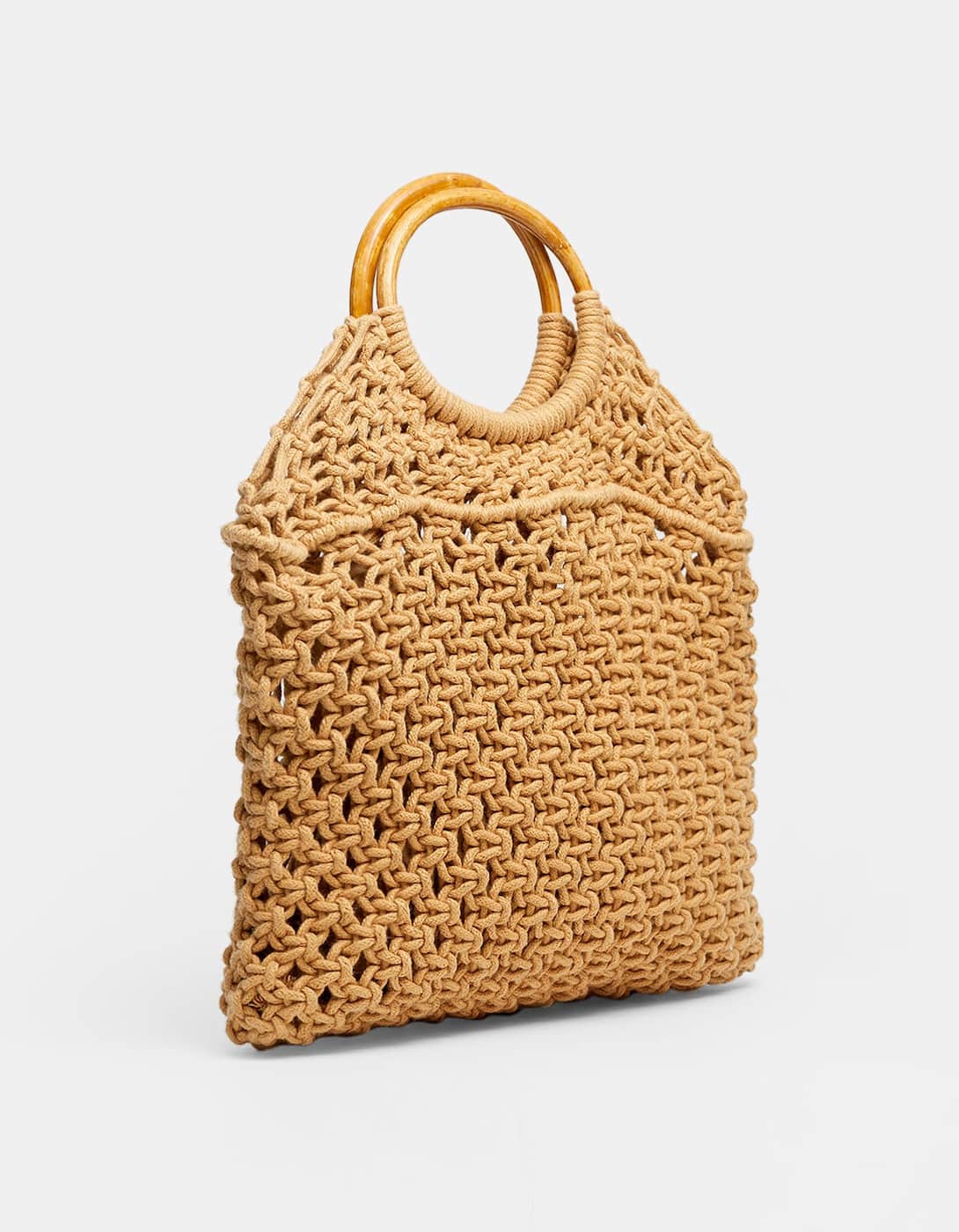 Shopper trenzando con asa efecto madera: 19,99 euros en Stradivarius. Disponible en color negro.