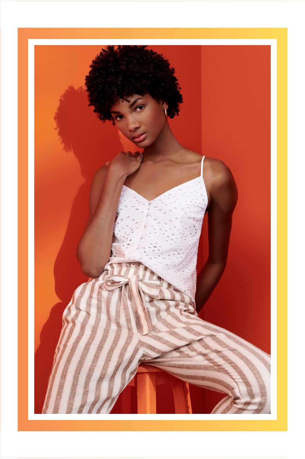 Top de tirantes blanco: 11 euros. Pantalón a rayas: 14 euros. Todo de Primark.