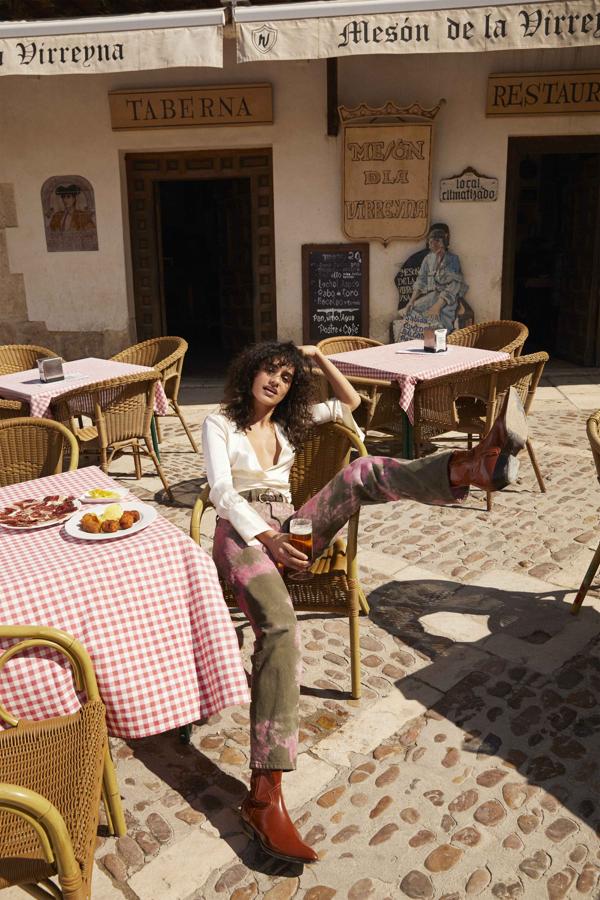 Journey to Chinchón es el nombre de esta primera colección, fotografiada en el pueblo madriñelo. En esta imagen, la blusa de raso es el modelo Venice y cuesta 145 euros. Para la foto, Gala ha querido combinarla con unos pantalones de estampado tie-dye, una de las tendencias de la temporada.