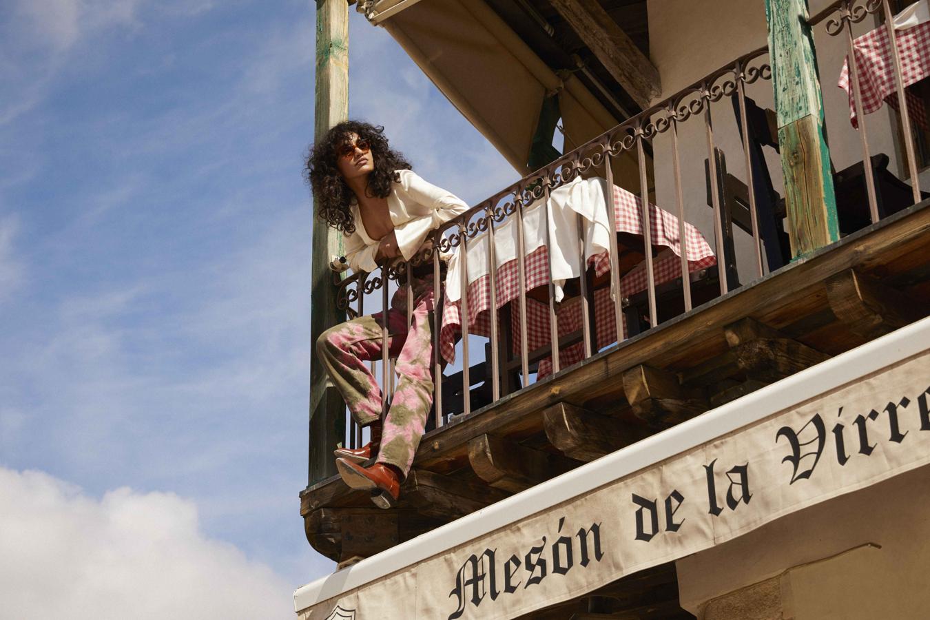 La primera colección incluye prendas de tendencia pero 100% atemporales. Como la misma Gala González escribe en su web, no quiere hacer distinciones entre prendas de invierno o de verano, ni entre looks de día o de noche.