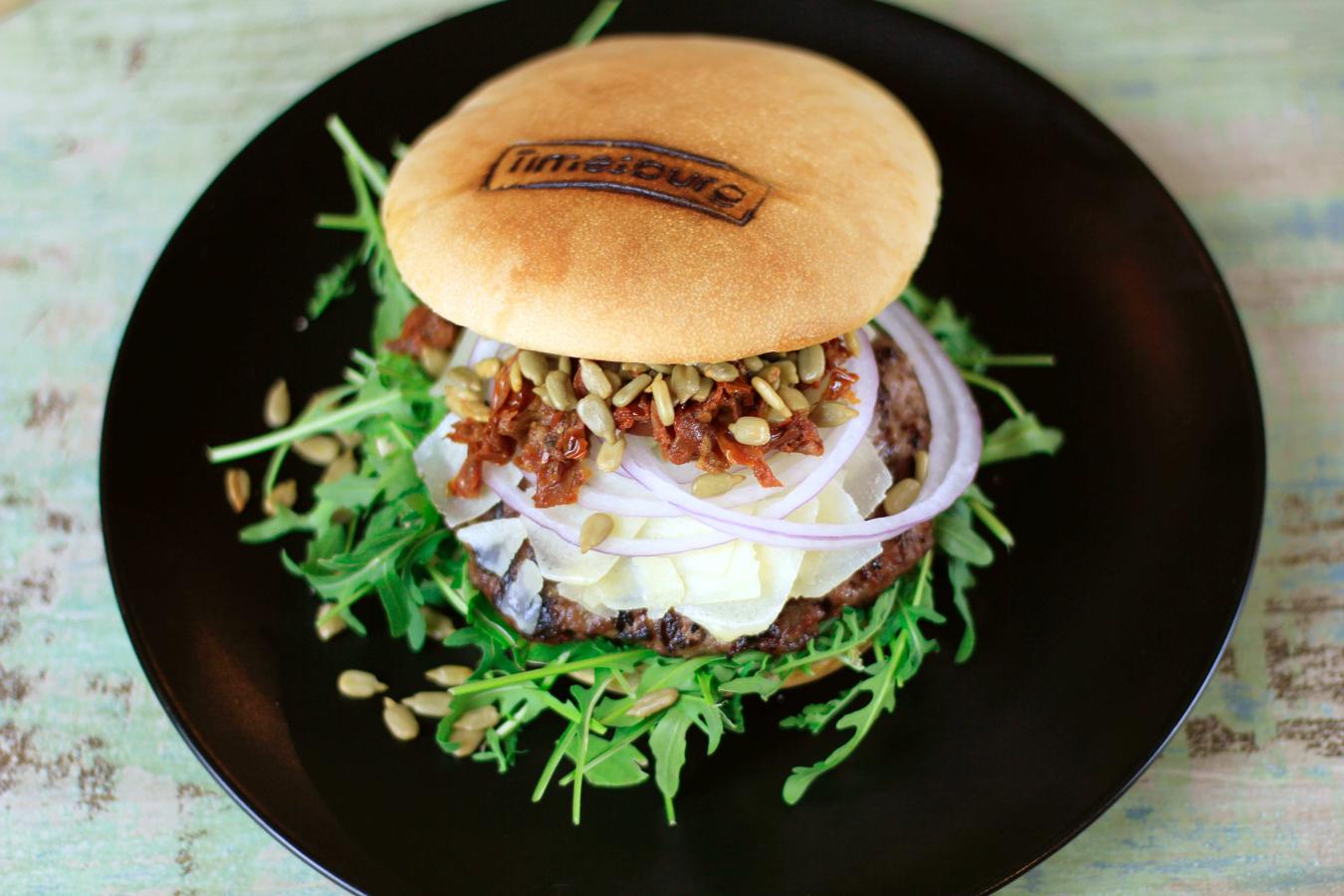 La estrella de su carta es indudablemente la hamburguesa, pero siempre con opciones diferentes, de modo que el cliente encuentre aquella que mejor se adecue a sus preferencias, desde la burger vegetariana a las de carne 100% ecológica con la posibilidad de personalizarlas completamente. La posibilidad de comer o cenar en sus cuidadas terrazas ahora que parece que ya podemos disfrutar del sol es uno de sus grandes atractivos.